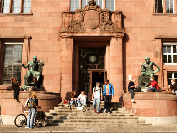 Studierende kommen aus dem Kollegiengebäude