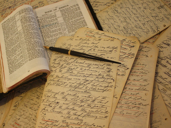 Bibel und handschriftliche Notizen