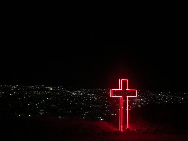 Ein Kreuz, dass mit Neonlichter versehen ist