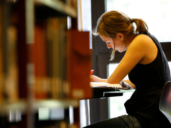 Studentin lernt in Bibliothek